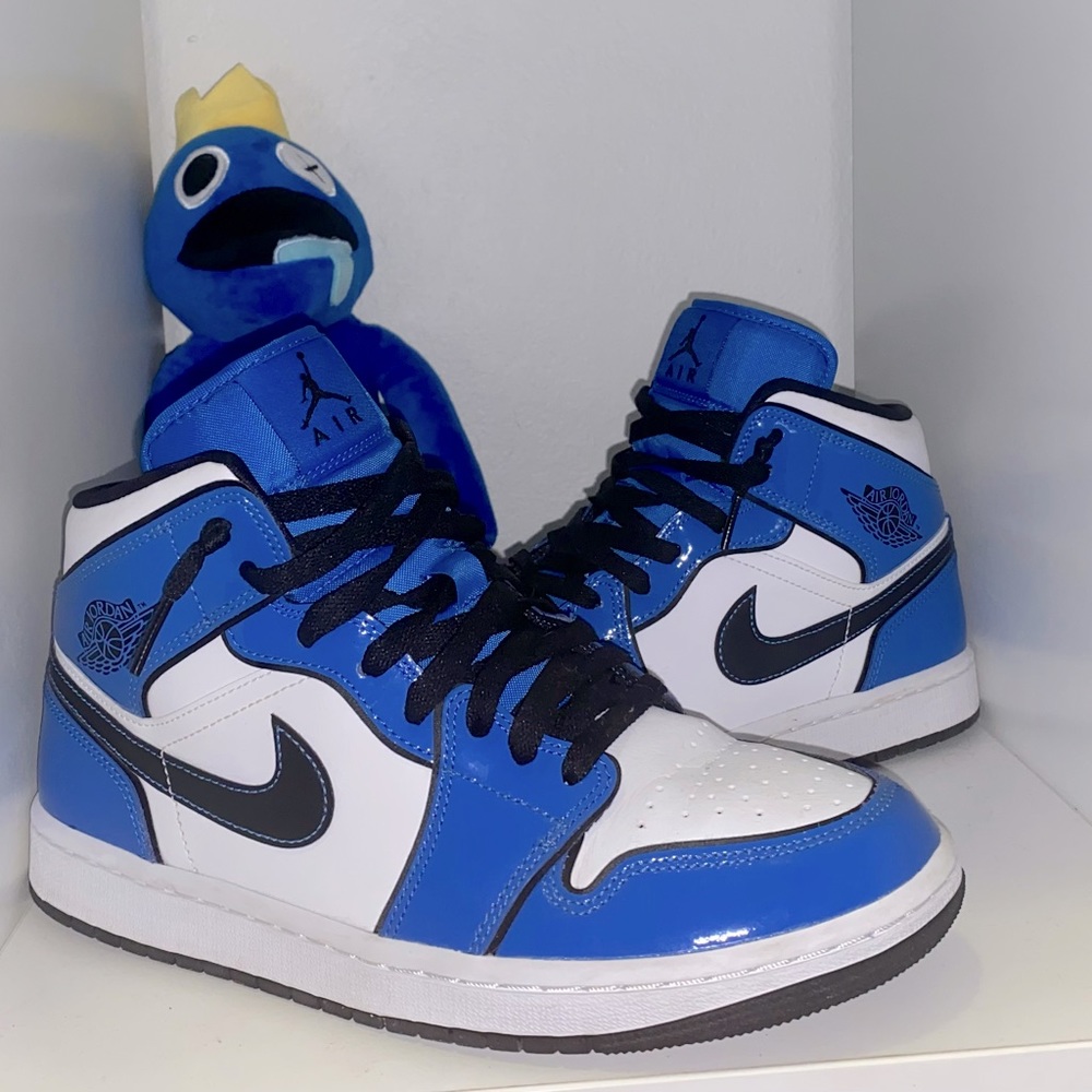Jordan 1 Mid Signal Blue